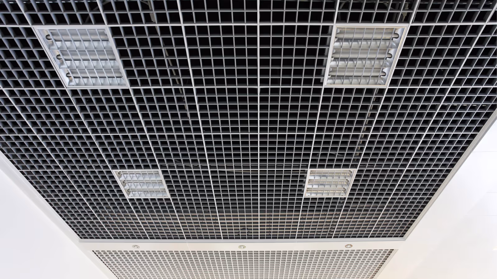 Open cell ceiling allowing airflow and smoke extraction
