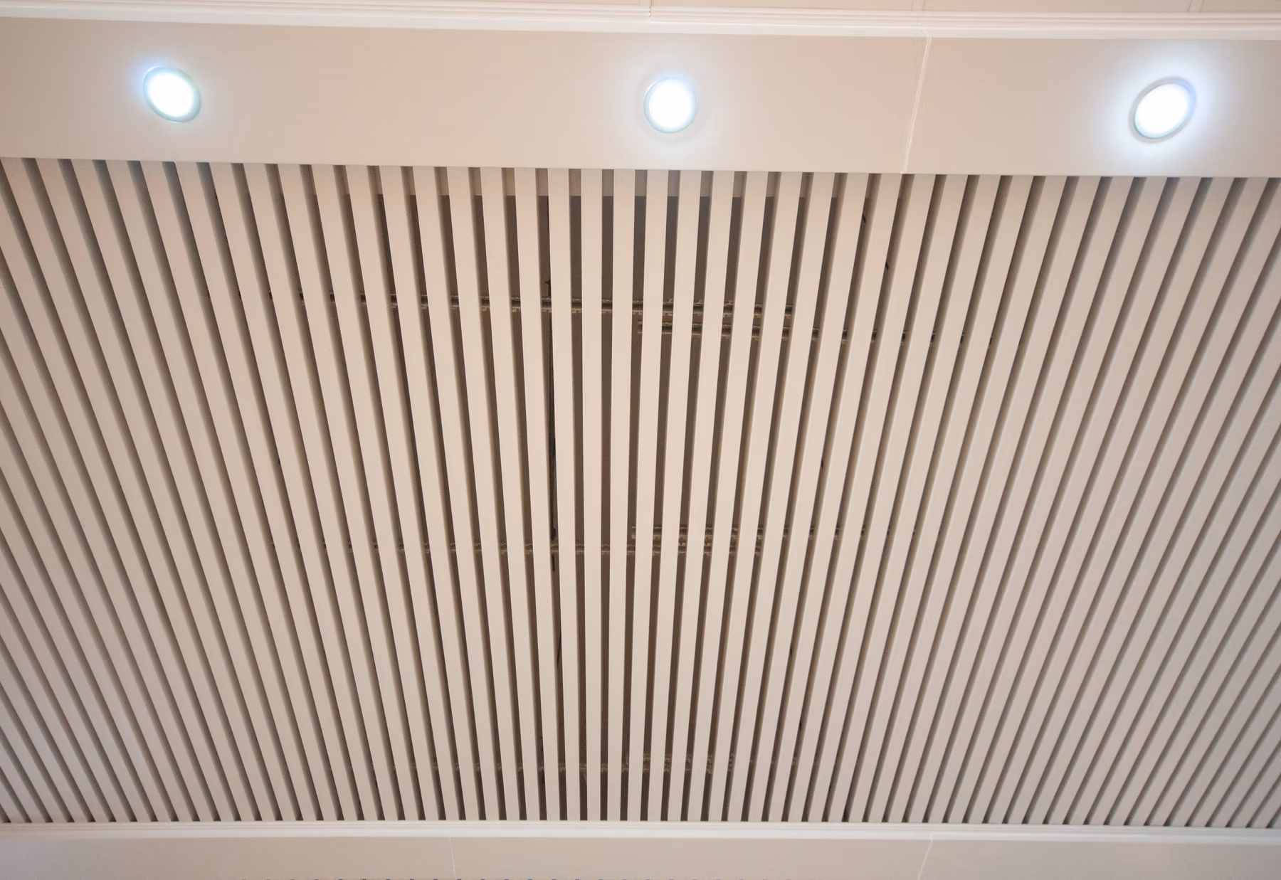 Cold-rolled aluminum baffle ceiling with downlights between the blades
