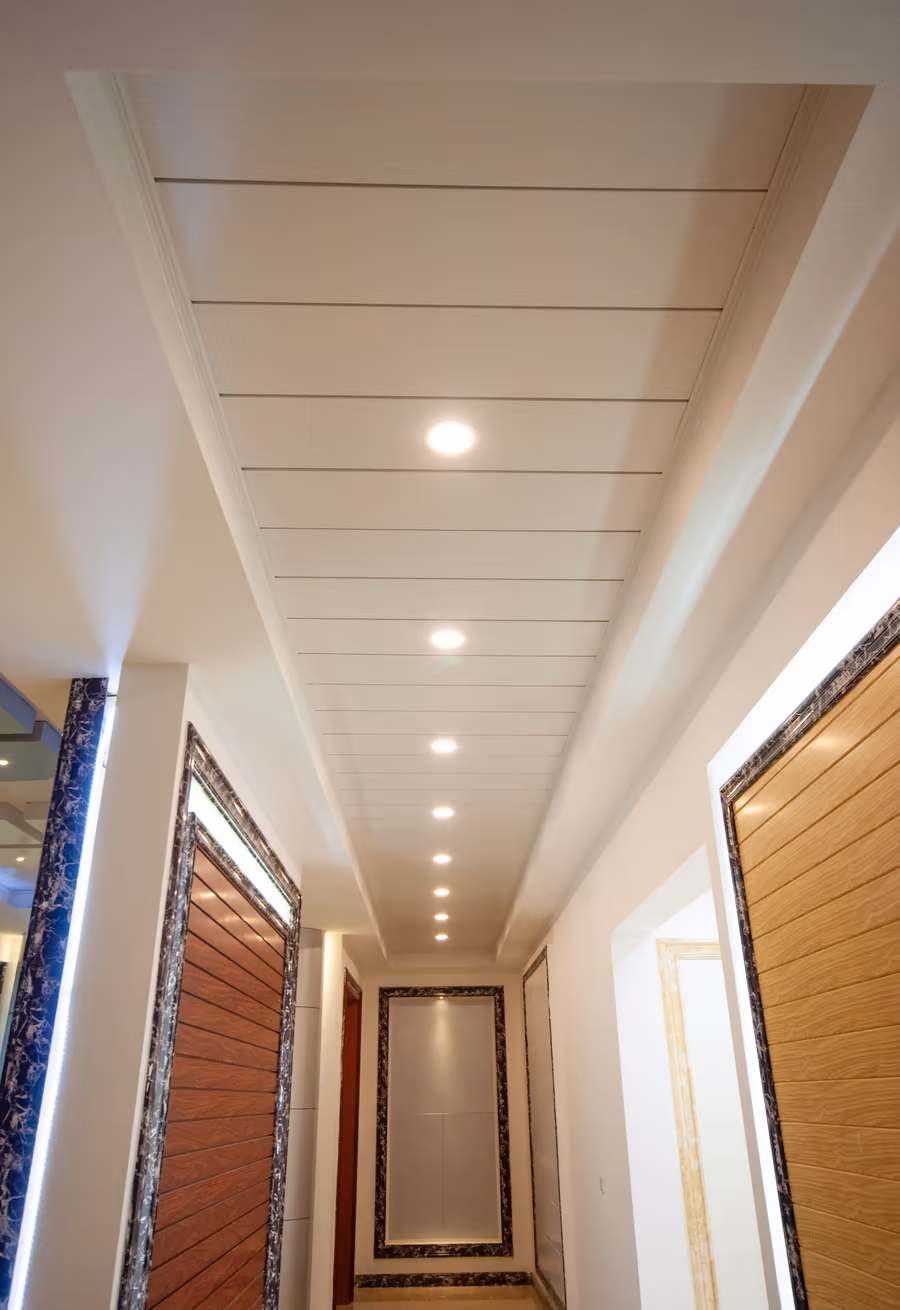 G-shaped strip ceiling