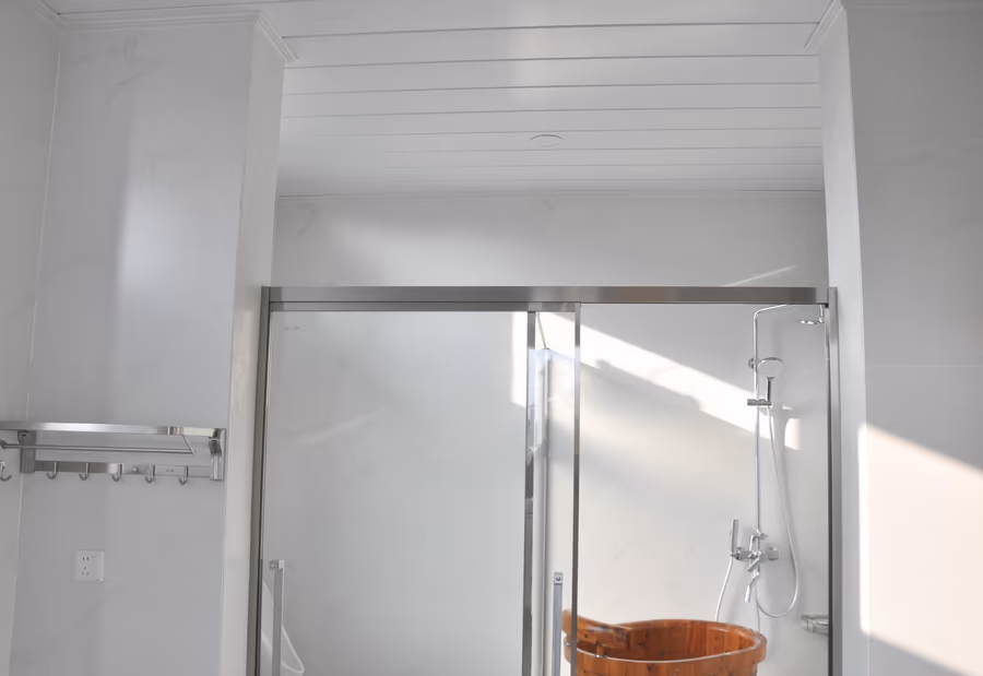 G-shaped strip ceiling